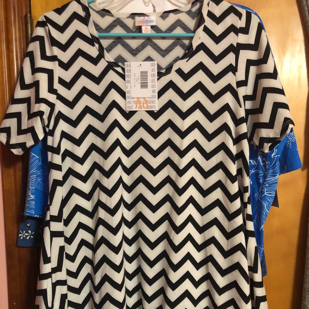 White and Black Chevron Size XS Perfect T